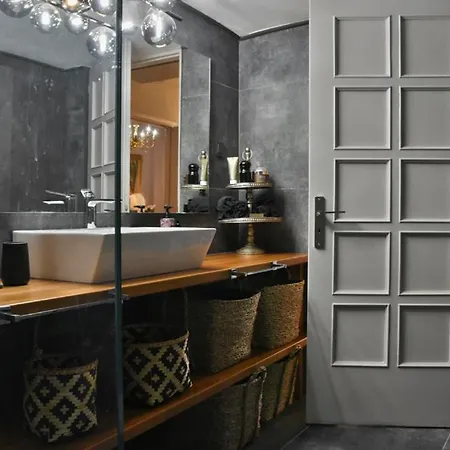 Pepromeno Luxury In The Center *