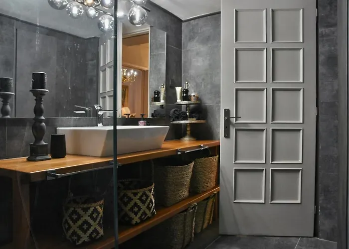 Pepromeno Luxury In The Center *